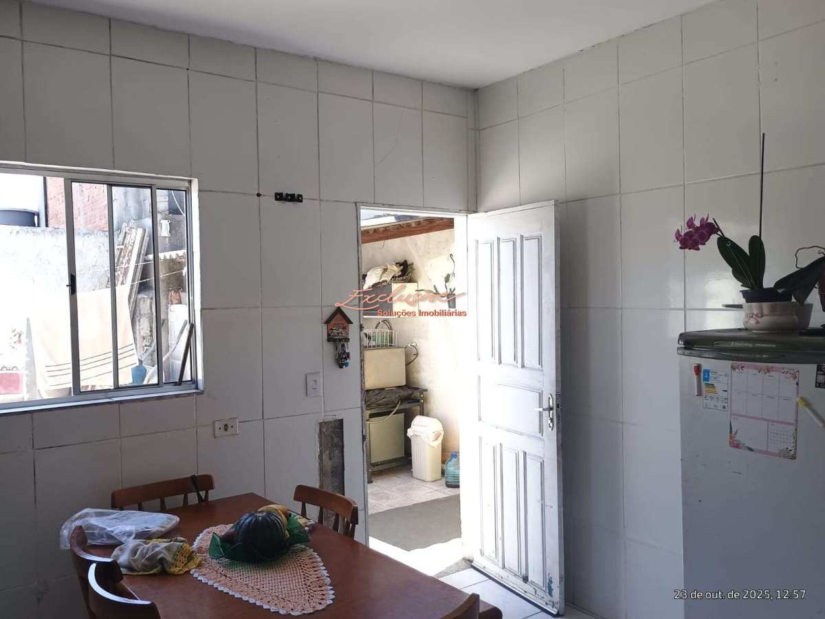 Casa com Excelente Localização em Ferraz de Vasconcelos – Em Frente ao Parque | 2 Dormitórios + Garagem - Cristina Cavalcanti