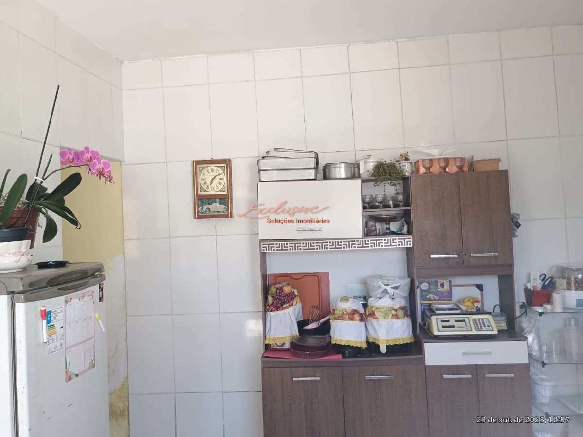 Casa com Excelente Localização em Ferraz de Vasconcelos – Em Frente ao Parque | 2 Dormitórios + Garagem - Cristina Cavalcanti